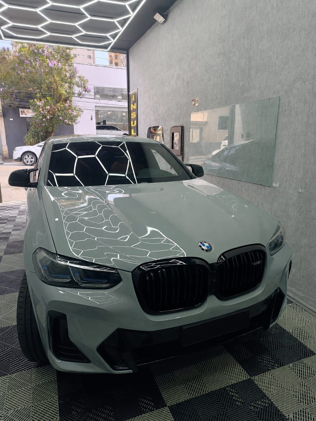 BMW X4 com insulfilm aplicado na FLV Film