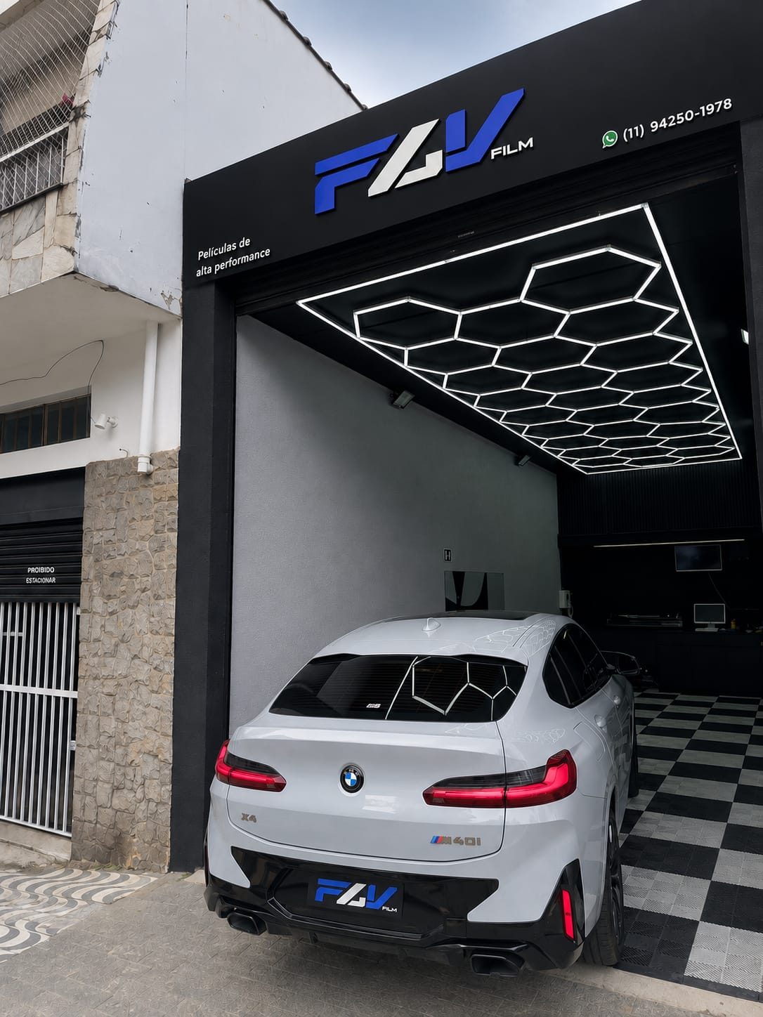 Fachada da loja FLV Film com BMW